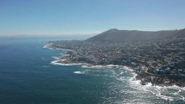 Déplacement aérien le long du littoral de Camps Bay, Le Cap, Afrique du Sud, avec douze apôtres montagnes. — Video