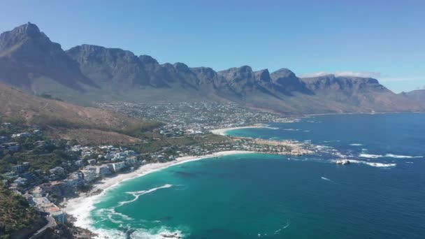 Flyg rör sig längs kusten av Camps Bay, Kapstaden, Sydafrika, med tolv apostlar berg. CCAPE TOWN, SOUTH AFRICA. — Stockvideo