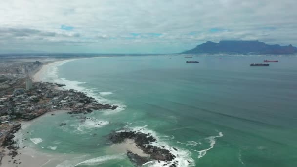 Flyg över Bigbay Beach, mot Kapstaden, Sydafrika och Table Mountain. — Stockvideo