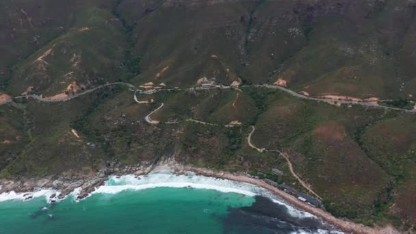 Вид з повітря. Chapmans Peak Drive біля Кейптауна, Південна Африка. Краєвид на дорогу проходить через прекрасний пейзаж. Дорога звивається вздовж океану.. — стокове відео