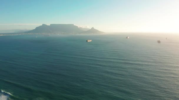 Repülés a Bigbay Beach felett, Fokváros, Dél-Afrika és a Table Mountain felé. — Stock videók