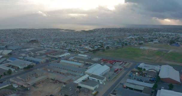 Cape Town átrepül az épületeken naplementekor. Drónfelvételek, Dél-Afrika. — Stock videók