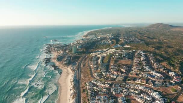 Flight over bigbay Beach, towards Cape Town, South Africa and Table Mountain. — Stock Video