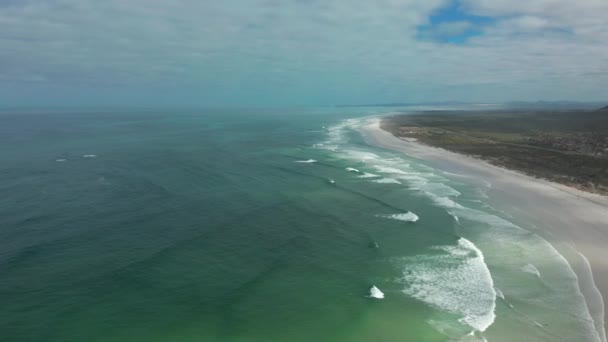 Flyg över Bigbay Beach, mot Kapstaden, Sydafrika och Table Mountain. — Stockvideo