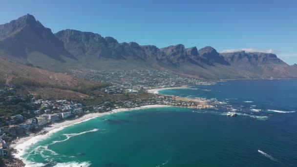 Vue aérienne. Rivage de Camps Bay, Le Cap, Afrique du Sud, avec douze Apôtres montagnes. CAPE TOWN, AFRIQUE DU SUD. — Video