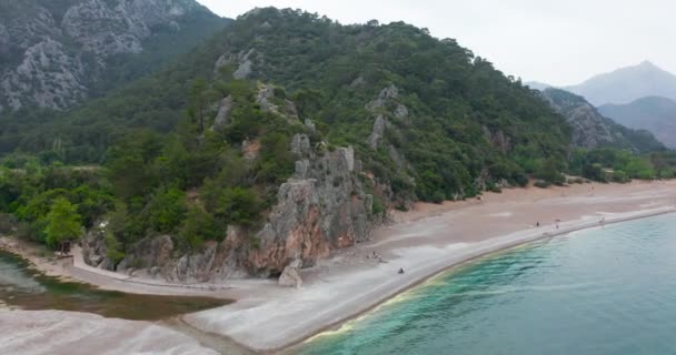 아름다운 날 이 밝게 비치는 시 랄리 해변의 공중 드론 과 올름푸스 오림 포스 산. Kemer, Antalya, Mediterranean region, Turkey, Lycia. 완벽 한 바다 경치, 여행자의 눈에 좋은 곳. — 비디오