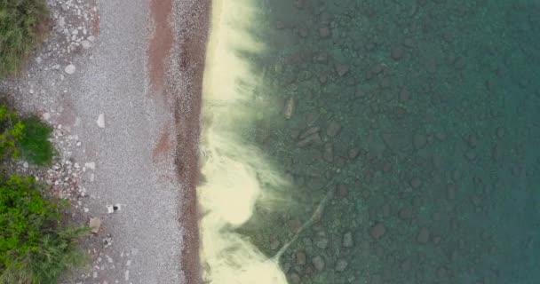 Förorenat vatten nära stranden. — Stockvideo