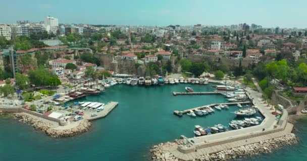 Hava görüntüsü. Antalya 'nın Antalya Körfezi' nde güneşli bir günde İHA 'nın en yüksek noktasından uçuyor. Kuşlardan inanılmaz bir şehir manzarası. Güzel şehir ve deniz yatlarla dolu.. — Stok video