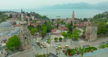 Hava görüntüsü. Eski Antalya ve liman ve yatları olan körfez manzarası. Popüler Türk tatil beldesi ve Riviera.