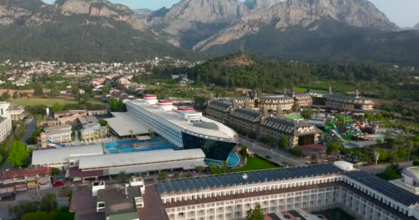 Vuelo aéreo en avión desde el océano, la playa y la costa de montaña en Antalya, Kemer, Turquía.. — Vídeos de Stock