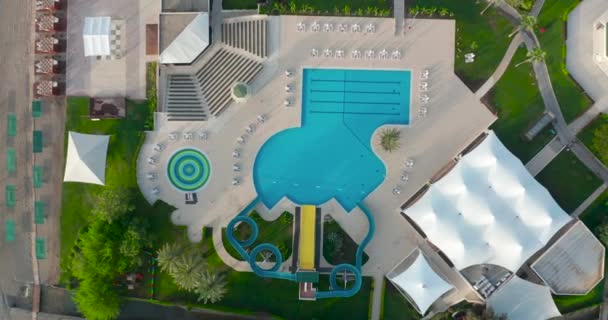 Vista aérea. Parque acuático día de verano piscina al aire libre zona de relax. — Vídeo de stock