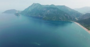 Cirali sahilinin ve Olimpos Dağı 'nın hava aracı güzel bir gün ışığında. Kemer, Antalya, Akdeniz Bölgesi, Türkiye, Lycia. Mükemmel deniz manzarası, gezginler için güzel..