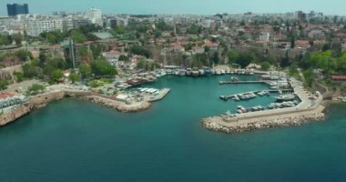 Hava görüntüsü. Eski Antalya ve liman ve yatları olan körfez manzarası. Popüler Türk tatil beldesi ve Riviera.