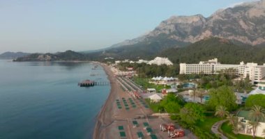 Antalya, Kemer, Türkiye 'deki sahil ve dağ kıyılarının insansız hava aracı görüntüleri.