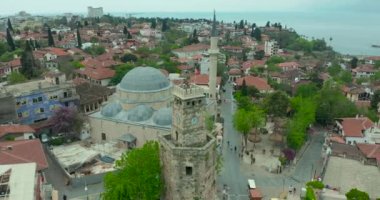 Hava görüntüsü. Antalya 'nın Antalya Körfezi' nde güneşli bir günde İHA 'nın en yüksek noktasından uçuyor. Kuşlardan inanılmaz bir şehir manzarası. Güzel şehir ve deniz yatlarla dolu..