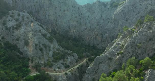 Vue aérienne de la gorge étroite entre les falaises du canyon Goynuk, Turquie. — Video