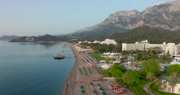 Drohnenaufnahmen von der Küste, Strand und Bergen in Antalya, Kemer, Türkei. — Stockvideo