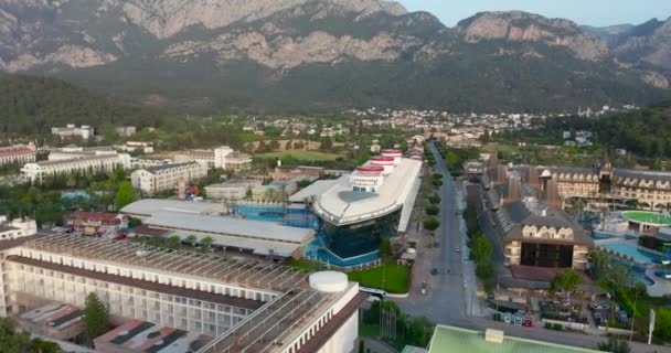 Türkiye 'nin Antalya ilinin Kemer tatil beldesi ve güzel dağlarının manzarası. — Stok video