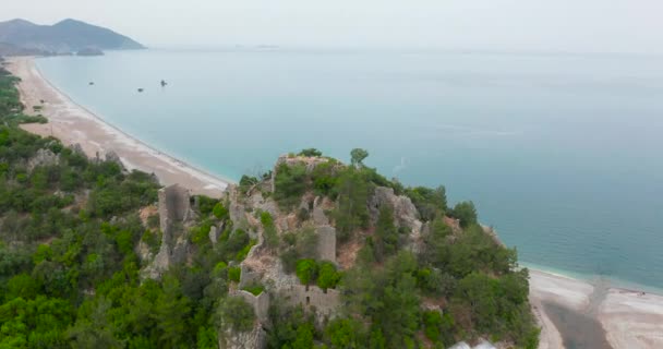 Dron aéreo de la playa de Cirali y la montaña Olympos Olimpos en una hermosa luz del día. Kemer, Antalya, región mediterránea, Turquía, Lycia. Perfecta vista al mar, agradable para los ojos del viajero. — Vídeo de stock