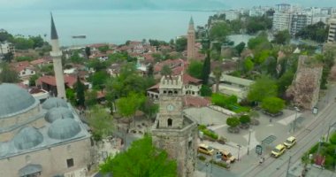 Hava görüntüsü. Eski Antalya ve liman ve yatları olan körfez manzarası. Popüler Türk tatil beldesi ve Riviera.