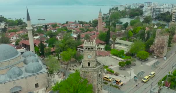 Hava görüntüsü. Eski Antalya ve liman ve yatları olan körfez manzarası. Popüler Türk tatil beldesi ve Riviera. — Stok video