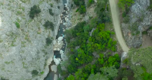 Запись с воздуха, показывающая медленный полет через каньон с голубой рекой в каньоне Гейнук, Турция. — стоковое видео
