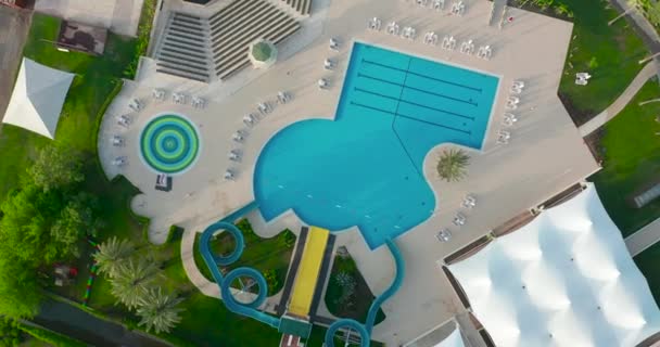 Vista aérea. Parque acuático día de verano piscina al aire libre zona de relax. — Vídeos de Stock