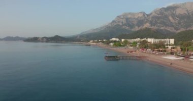 Antalya, Kemer, Türkiye 'deki sahil ve dağ kıyılarının insansız hava aracı görüntüleri.