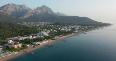 Antalya, Kemer, Türkiye 'deki sahil ve dağ kıyılarının insansız hava aracı görüntüleri.
