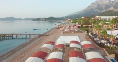 Hava görüntüsü. Türkiye 'de COVID-19 salgını nedeniyle tecrit sırasında boş plajlar..