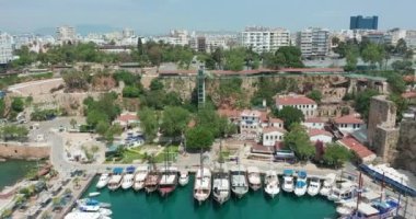 Hava görüntüsü. Antalya 'nın Antalya Körfezi' nde güneşli bir günde İHA 'nın en yüksek noktasından uçuyor. Kuşlardan inanılmaz bir şehir manzarası. Güzel şehir ve deniz yatlarla dolu..