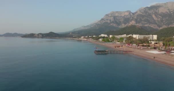 Foto aerea drone della, spiaggia e costa di montagna in Antalya, Kemer, Turchia. — Video Stock
