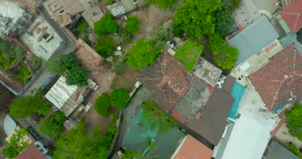 Istanbul, Turkiet. Flygbilder på bostadshus med röda tak. Traditionell arkitektur i centrala distriktet - vy ovanifrån. — Stockvideo