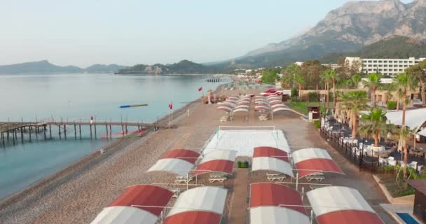 Hava görüntüsü. Türkiye 'de COVID-19 salgını nedeniyle tecrit sırasında boş plajlar.. — Stok video