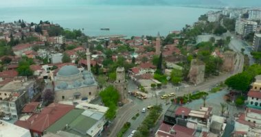 Hava görüntüsü. Antalya 'nın Antalya Körfezi' nde güneşli bir günde İHA 'nın en yüksek noktasından uçuyor. Kuşlardan inanılmaz bir şehir manzarası. Güzel şehir ve deniz yatlarla dolu..