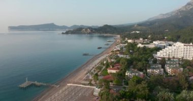 Antalya, Kemer, Türkiye 'deki sahil ve dağ kıyılarının insansız hava aracı görüntüleri.