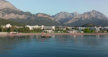 Antalya, Kemer, Türkiye 'deki sahil ve dağ kıyılarının insansız hava aracı görüntüleri.