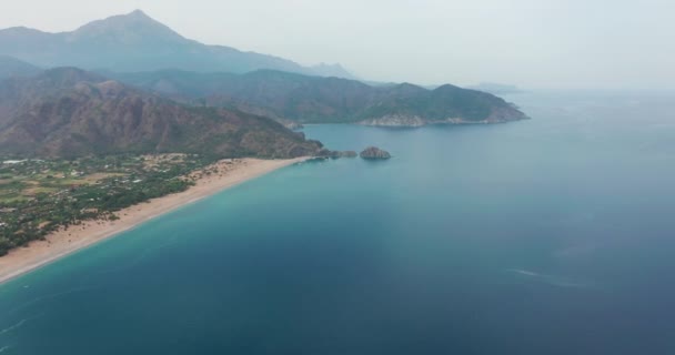 Vacker antenn utsikt över Kleopatra Beach i Phaselis Kemer, Antalya, Turkiet. — Stockvideo