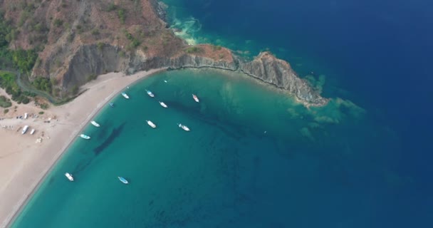 Krásný letecký pohled na pláž Kleopatra v Phaselis Kemer, Antalya, Turecko. — Stock video