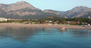 Antalya, Kemer, Türkiye 'deki okyanus, sahil ve dağ kıyılarının insansız hava aracı görüntüleri.