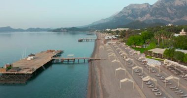 Türkiye 'nin Antalya ilinin Kemer tatil beldesi ve güzel dağlarının manzarası.