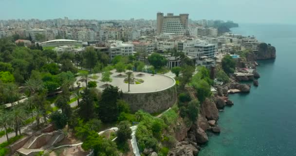 Flygfoto. Idylliskt landskap utsikt över den gamla staden Antalya och bukten med hamnen och båtar. Populära turist turkiska resort och Riviera. — Stockvideo