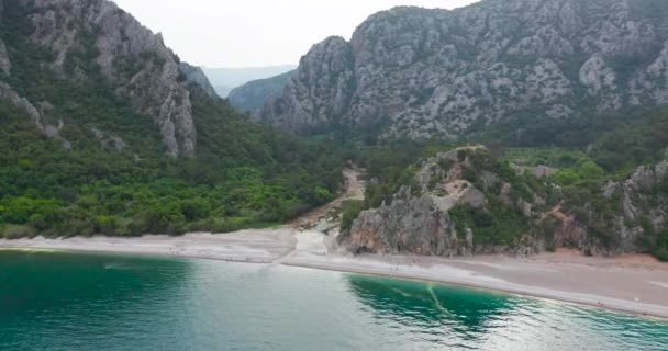 วิวทางอากาศที่สวยงามของชายหาดคลีโอพัตรา ใน Phaselis Kemer, Antalya, ประเทศตุรกี . — วีดีโอสต็อก