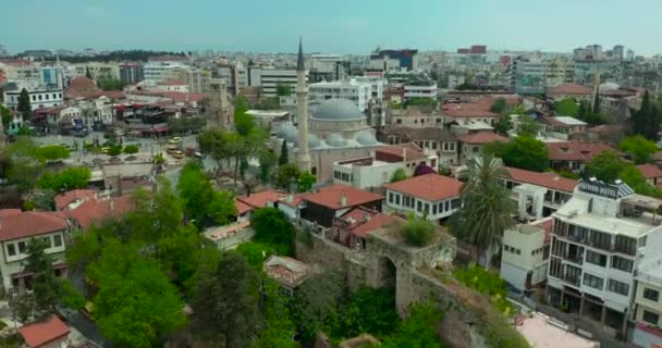 Légi felvétel. Idilli táj kilátás nyílik a régi város Antalya és az öböl a kikötő és a jachtok. Népszerű turista török üdülőhely és Riviéra. — Stock videók