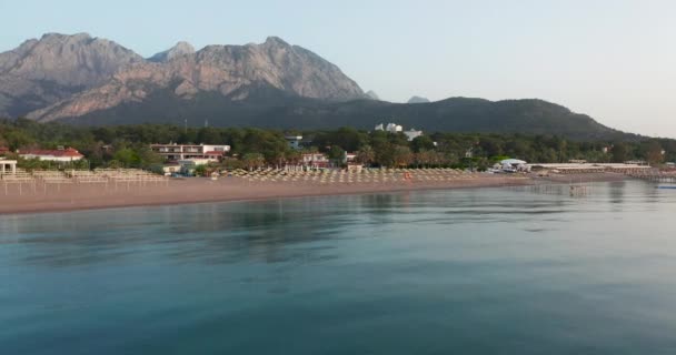 Landschaft der Ferienstadt Kemer und wunderschöne Berge in der Provinz Antalya, Türkei. — Stockvideo