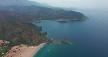 Cirali sahilinin ve Olimpos Dağı 'nın hava aracı güzel bir gün ışığında. Kemer, Antalya, Akdeniz Bölgesi, Türkiye, Lycia. Mükemmel deniz manzarası, gezginler için güzel..
