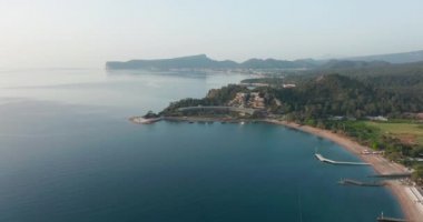 Antalya, Kemer, Türkiye 'deki sahil ve dağ kıyılarının insansız hava aracı görüntüleri.