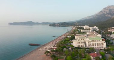 Antalya, Kemer, Türkiye 'deki okyanus, sahil ve dağ kıyılarının insansız hava aracı görüntüleri.