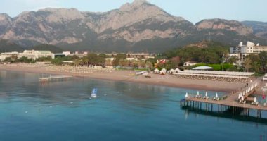 Antalya, Kemer, Türkiye 'deki okyanus, sahil ve dağ kıyılarının insansız hava aracı görüntüleri.