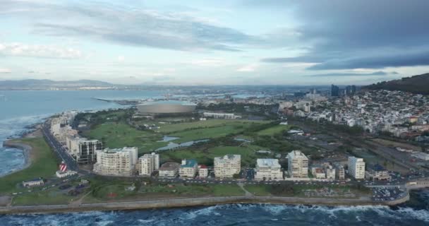 Vista aérea voando em direção à cidade da Cidade do Cabo com Montanha Mesa. — Vídeo de Stock